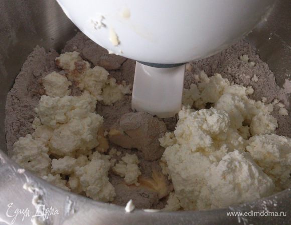В сухую смесь добавить размягченное масло и творог, хорошо смешать.
