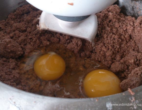 Продолжая размешивать, вбить яйца.