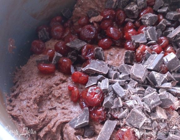 Всыпать вишню и шоколад, хорошо размешать.