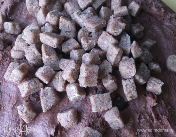 Выложить тесто на стол и аккуратно добавить марципан.