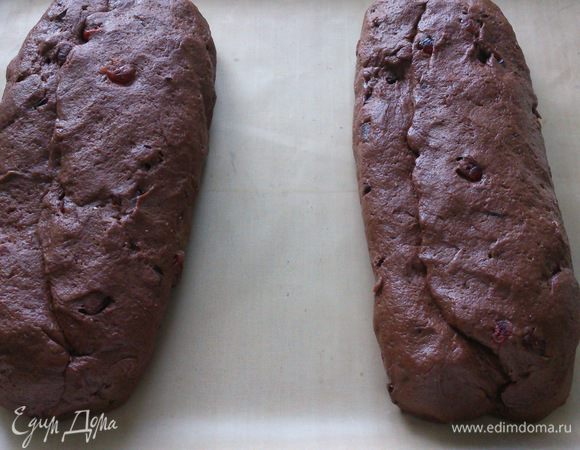 Выложить штоллены на выстланный пергаментом противень и выпекать в духовке 20 минут при температуре 180С и 45 минут при 160С.