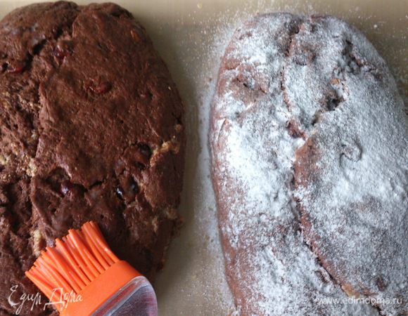 Теплые штоллены смазать растопленным маслом и посыпать сахарной пудрой. Эту процедуру повторить 2 раза.