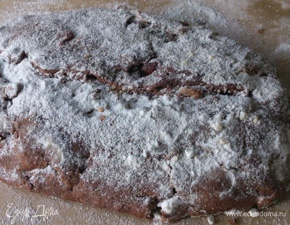 Остывший штоллен завернуть в пергамент, а затем в фольгу и хранить в прохладном месте.