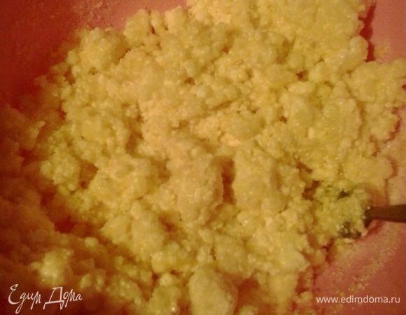 Творог соединяем с сахаром, разрыхлителем, яйцами и по желанию можно добавить ванилин. Хорошенько вымешиваем.