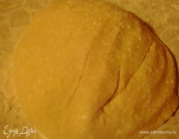К творожной массе добавляем муку и замешиваем не липнущее к рукам тесто. Даем тесту немного отдохнуть, минут 10.