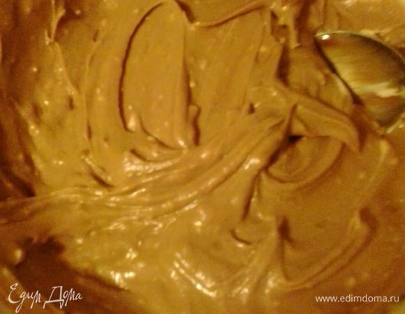 Готовим крем. Взбиваем вареную сгущенку с размягченным сливочным маслом.