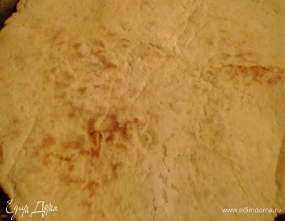 Тесто делим на 5-6 равных частей. Каждую часть теста раскатываем пластом в 1-2 мм толщиной и выкладываем на раскаленную сухую сковороду, жарим с каждой стороны по 1-2 минуте. Готовые коржи остужаем, пропитываем любым сиропом или любым фруктовым соком. Смазываем коржи кремом и укладываем друг на друга. Мягкий творог смешиваем с сахарной пудрой. Верхний корж смазываем сладким мягким творогом, украшаем по желанию. 