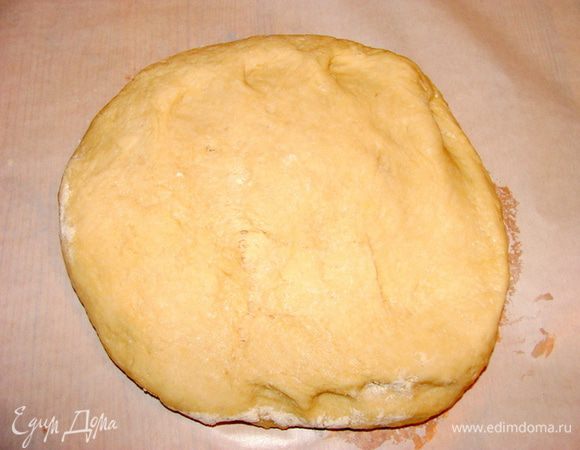 Развести дрожжи в теплой воде с 2 ст/л сахара, дать подойти. Добавить масло, оставшийся сахар, щепотку соли, муку, ванилин. Замесить довольно густое тесто. Муку можно добавлять по мере надобности. Оставить в теплом месте на 1 час. Тесто сильно не должно подойти.