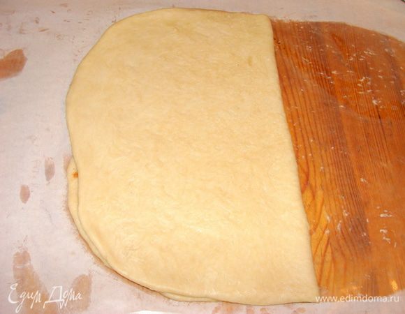 Доску застелить пекарской бумагой, выложить тесто, раскатать в иде прямоугольника. Разделить прямоугольник мысленно пополам по вертикали, одну половину посыпать корицей и коричневым сахаром. Можно придумать свою начинку. (Извините меня, но фото этих шагов у меня не сохранились) Сложить тесто пополам, накрыв одной частью, присыпанную часть. Чуть раскатать скалкой.