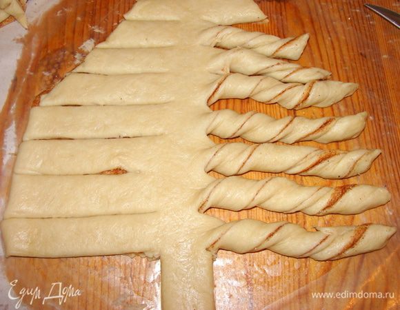 Вырезать елочку. Лапы елки свернуть жгутом.