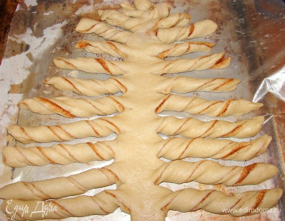 Прямо на пекарском листе переместить на противень. Выпекать примерно 20-25 минут при 180*  Через 10 минут, смазать яйцом (я заменила яйцо яичным ликером, для большего аромата).