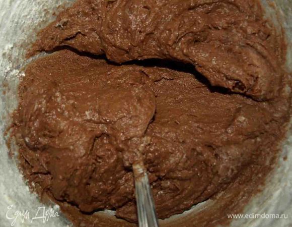 Яйца взболтать. Муку смешать с разрыхлителем и просеять. Черный шоколад растопить на водяной бане. Сливочное масло взбиваем с сахаром в крем. Постепенно в масло частями добавляем мед, яйца, муку с разрыхлителем и растопленный шоколад. Замешиваем тесто. 