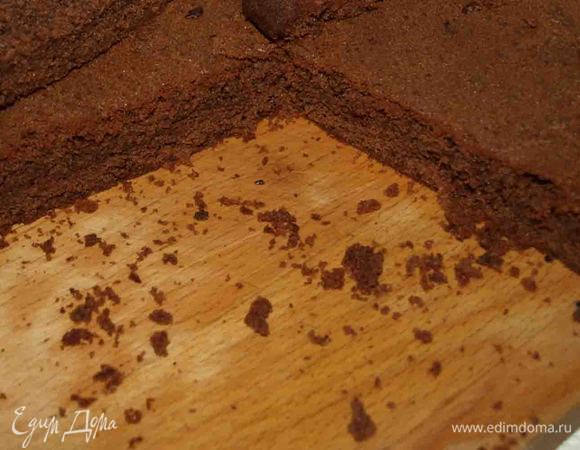 В заранее разогретой до 180 градусов духовке выпекаем корж. 40-45 минут.  Выпекаем один корж или сразу выпекаем порционно. Готовый корж оставляем в форме на 15 минут, потом выкладываем на решетку или деревянную доску до полного остывания.