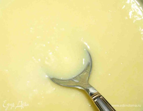 Растапливаем белый шоколад со сметаной на водяной бане. Размешиваем до однородной массы. Остудить и отправить в холодильник.  Использовать лучше хороший шоколад. 