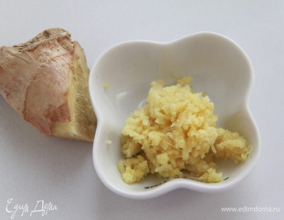 Свежий имбирь (20 г) натереть на мелкой терке, 