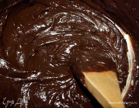 Для глазури вскипятить сливки. Снять с огня и подмешать шоколад.  Растереть до однородной массы (деревянной ложкой). Дать остыть и загустеть.