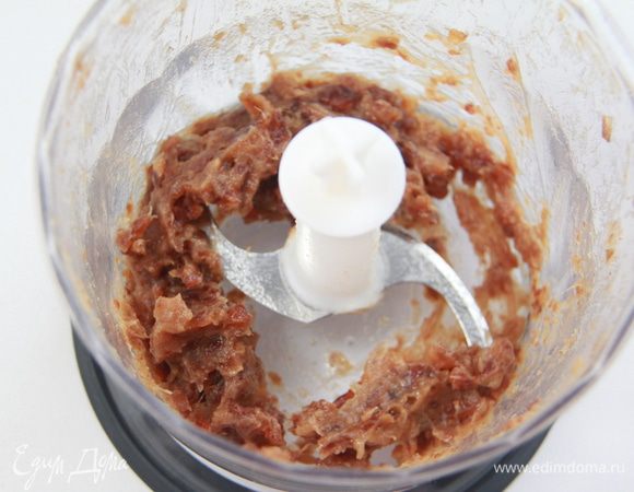 Финики вынуть из воды, измельчить с помощью блендера.