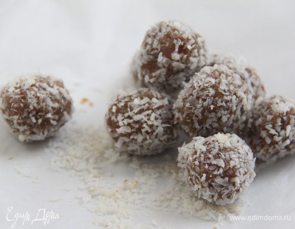 Если по каким-то причинам вы не хотите шоколадных конфет, можно сделать конфеты в кокосовой стружке. Из миндально-имбирной массы сформировать шарики, обвалять их в кокосовой стружке. Дать подсохнуть пару часов.