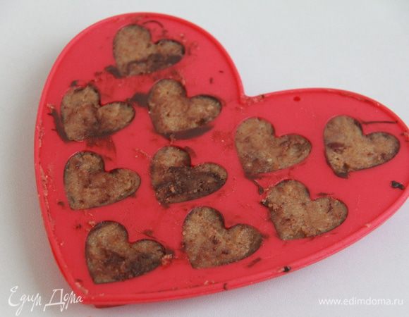 Заполнить начинкой, оставляя место для шоколадного донышка.