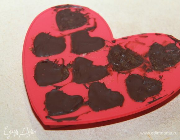 Нанести шоколад поверх начинки, убрать конфеты в морозилку на 10-15 минут для полного застывания шоколада.