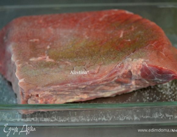 Разогреть духовку до 200°С. Посолить вырезку комнатной температуры с 2 ч.л соли. Дать постоять 30 мин. Свежую петрушку и тимьян порезать мелко. Лавровый лист поломать.