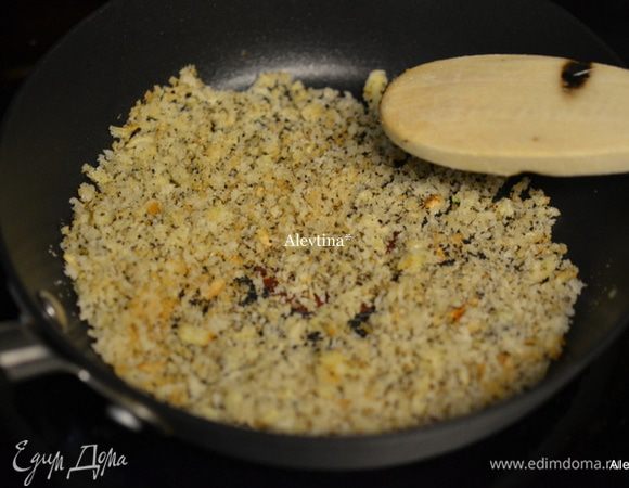На сковороде смешать панко сухари, чеснок порезанный, 1 ч.л. черный перец, 1 ч.л. соль. Обжаривать на медленном огне примерно 3 мин. Дать полностью остыть примерно 10 мин.