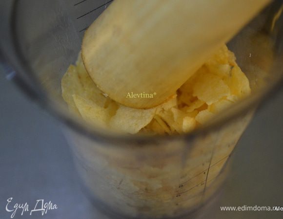 Размолоть 1 1/4 стакана картофельные чипсы толкушкой.