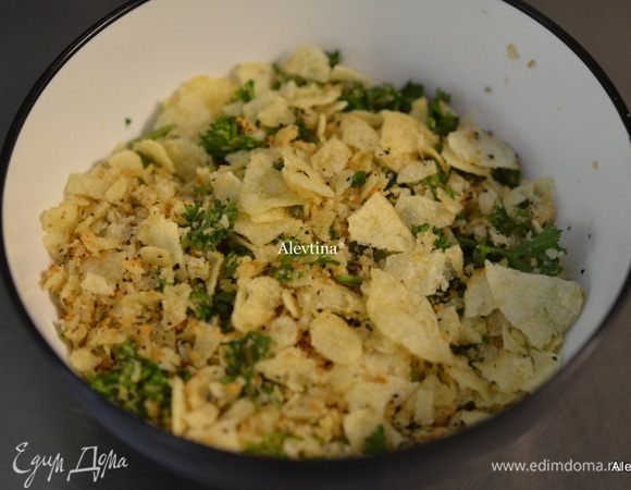 Добавить размолотые картофельные чипсы на сковороду и остальные 3 ингредиента. Переложить в блюдо. Перемешать.