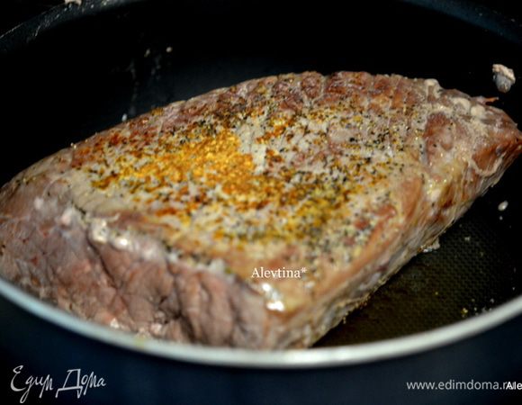 Говядину промокнуть бумажным полотенцем. Поперчить 1 ч.л. черного перца. На разогретой сковороде с маслом 2 ст.л. обжарить говядину по 3 мин. сторона.