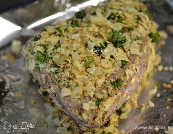 Переложить на противень с фольгой и дать отдохнуть 10 мин. Затем смажем горчицей со всех сторон. И обсыпаем смесью картофельных чипсов и пряностей слегка прижимая к говядине. Поставим в разогретую духовку на 40-45 мин.