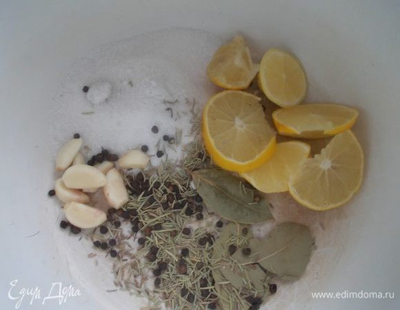Приготовить все для маринада, лимон порезать, чеснок почистить.