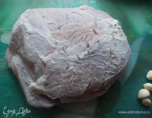 На следующий день вынуть мясо из маринада, просушить полотенцем и нашпиговать чесноком.