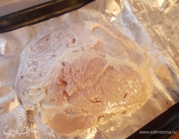 Смазать его оливковым маслом со всех сторон. Уложить на фольгу и завернуть очень хорошо, в несколько слоев. У меня ушел целый рулон фольги.