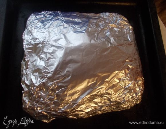 Поставить запекаться в разогретую духовку 220°С на полтора часа.