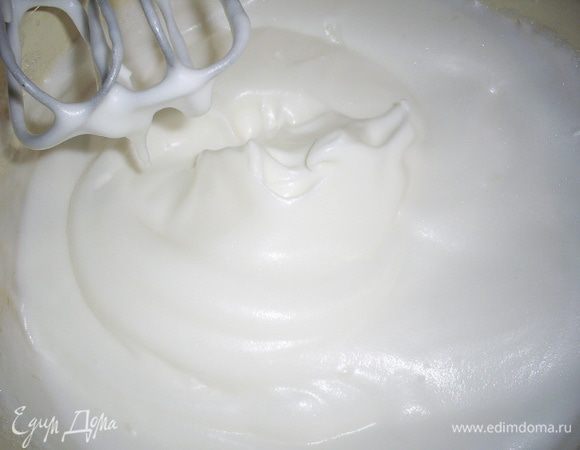Отделить белки от желтков. Яйца желательно брать холодные, тогда белки будут легче взбиваться. Взбиваем белки до устойчивых пиков, затем в несколько приемов добавляем сахар, не прекращая взбивания. Взбиваем до получения гладкой блестящей массы, которая не выпадает из емкости при ее переворачивании.