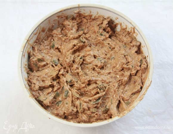 Замесить тесто. По консистенции оно как густая сметана. Далее два варианта развития сюжета: 
1. если вы хотите хлеб плотный, брутальный (такой предполагается по данному рецепту), то даём тесту на подъём 2 часа, после чего - выпекаем хлеб. 
2. если вы хотите хлеб с тонкой хрустящей корочкой, но мягким влажным мякишем, то оставьте тесто на подъём на ночь при комнатной температуре. 
Я делала оба варианта, и даже не знаю, какой лучше - при разных вариантах хлеб получается вкусным! Разным, но вкусным!