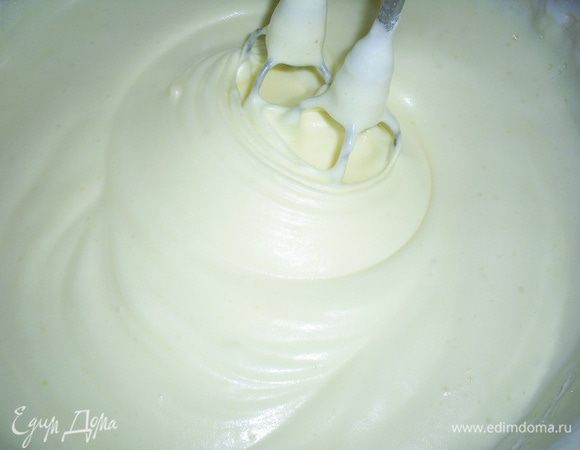 После добавления последнего желтка получаем очень густую светло-желтую массу.