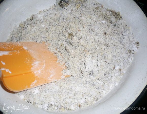 Крахмал просеиваем с разрыхлителем и смешиваем с молотыми грецкими орехами. Я орехи не молола в муку, а оставила немного небольших кусочков.