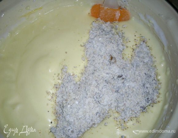 Аккуратно высыпаем третью часть крахмально-ореховой смеси на взбитую яичную массу и перемешиваем лопаткой движениями снизу вверх от краев к центру.