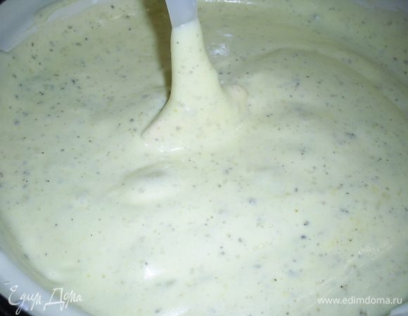 Оставшуюся крахмально-ореховую смесь вводим в тесто аналогично за два приема. Тесто получается довольно густым, лопатка в нем медленно падает. 