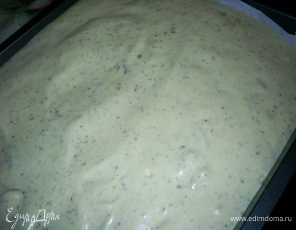 Выливаем наше тесто в форму застеленную пергаментом. Для ускорения процесса я выпекала в форме 28*38см.  И затем разрезала готовый корж на 4 пласта. Можно выпечь тесто в двух круглых формах (18-20см) и каждый бисквит разрезать на два коржа