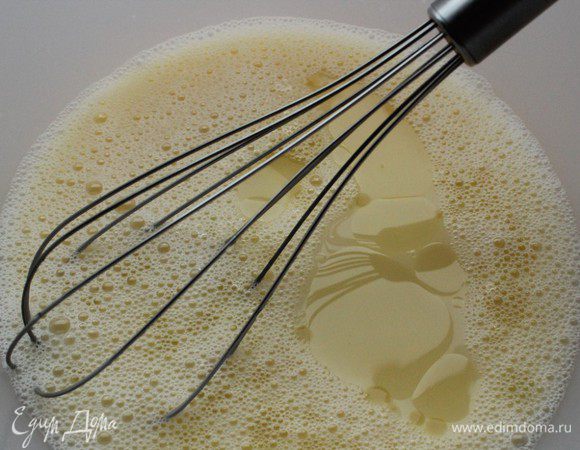 В глубокую чашку разбить яйца, влить воду и оливковое масло и хорошо перемешать.