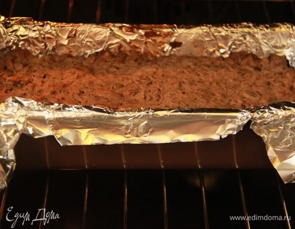 Традиционно датский ржаной хлеб выпекают в прямоугольной форме для хлеба (кирпичик). Форму смазать небольшим количеством растительного масла (я обернула форму фольгой, потому что форма у меня плохая, и были случаи, когда из неё хлеб не желал выскакивать), выложить тесто, верх смазать растительным маслом или водой, выпекать при 200*С 30 минут, потом при 180*С ещё 30 минут. 