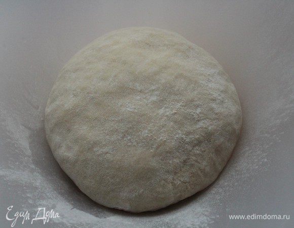 Замесить эластичное тесто. Накрыть полотенцем и оставить на 30 минут.