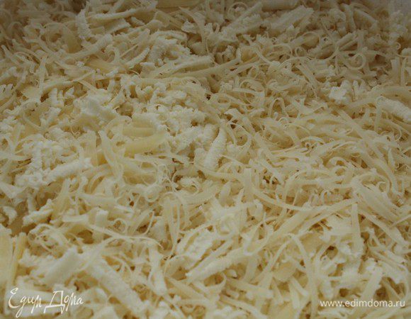 Секрет вкусного Сабурани в том, что в его начинку должно входить 4-5 сортов сыра. У меня - сулугуни, два вида адыгейского (пресный и соленый по 200 г каждого) и твердый сыр - у меня Джюгас))) Натереть сыр на терке и перемешать. По желанию можно добавить рубленый чеснок.