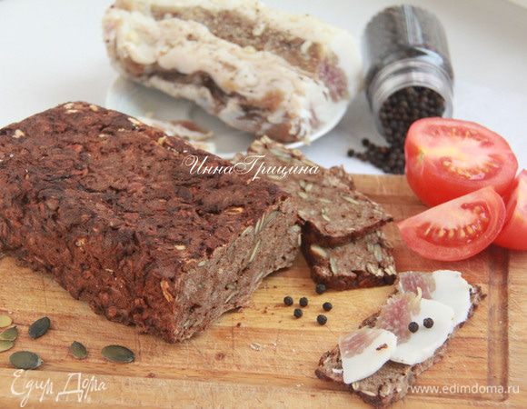 Хлеб остудить на решётке. Резать спустя 3-5 часов. Очень вкусно с салом и чесноком (к щам или борщу)