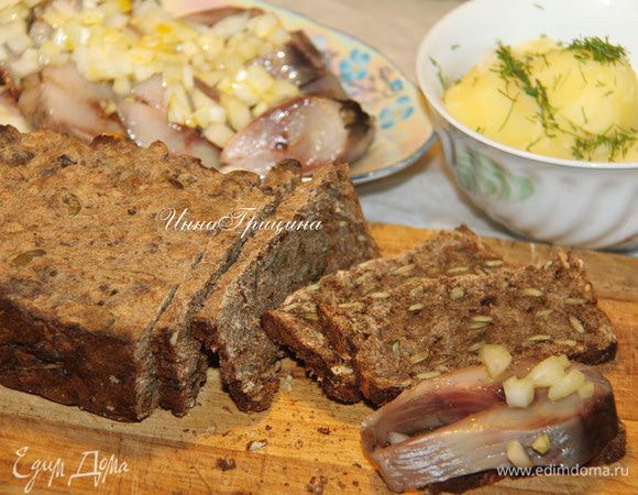 Хлеб великолепно сочетается с селёдкой и луком)))