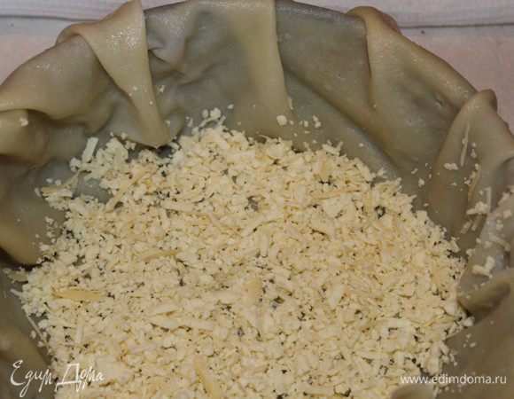 Выложить тонким слоем сырную начинку, не прижимать!!!