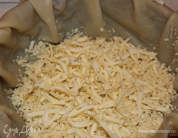 На сырную начинку натереть на крупной терке замороженное сливочное масло.