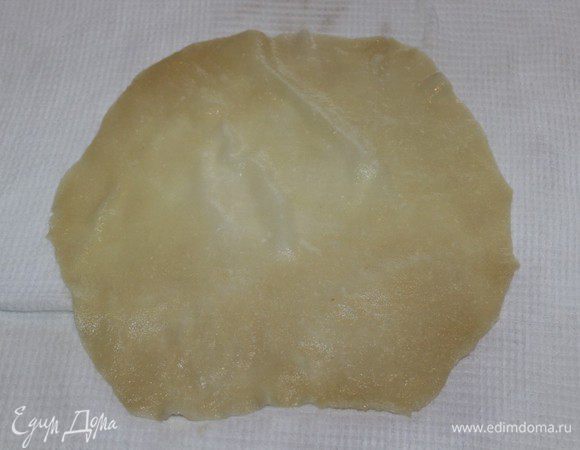 Раскатать и сварить еще 4 маленьких коржа. Они не должны быть идеально ровными.